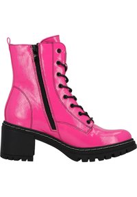 Botín de cuero sintético rosa con cordones negros en la parte delantera, cierre lateral con cremallera, tacón grueso y acabado texturizado. Costuras negras realzan la suela.