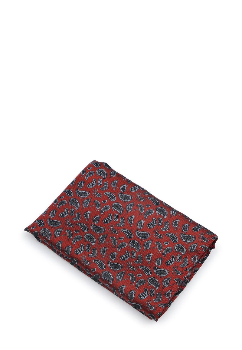 Rood stof met een patroon en een paisleydesign in zwart en wit, netjes opgevouwen. De textuur lijkt glad en licht van gewicht.