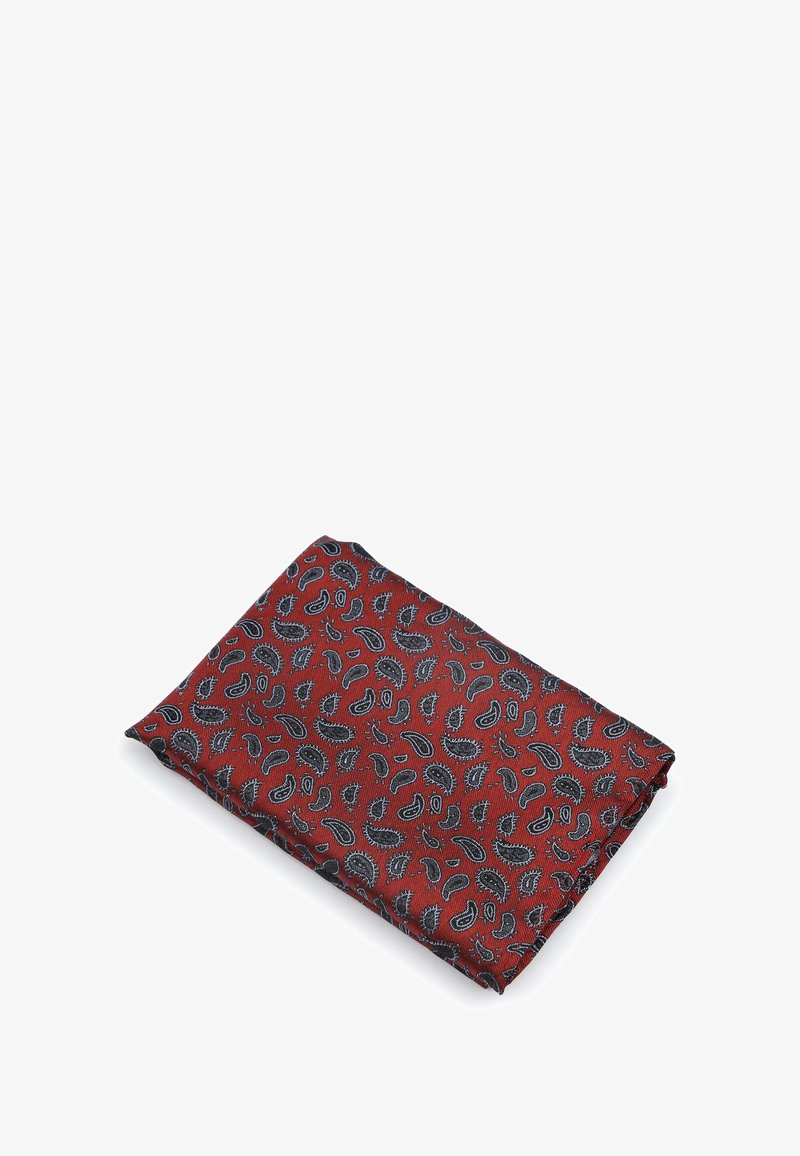 Rood stof met een patroon en een paisleydesign in zwart en wit, netjes opgevouwen. De textuur lijkt glad en licht van gewicht.
