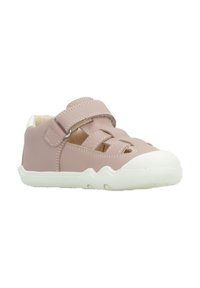 Zapatos sintéticos rosas con suela blanca, que presentan dos correas ajustables de velcro, diseño abierto y patrones texturizados en los laterales.