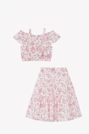 Conjunto de dos piezas con estampado floral que incluye un top corto blanco con mangas al descubierto y una falda acampanada, ambos en tonos de rosa. Tejido ligero.