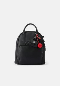 Mochila preta em couro com forma arredondada, pega na parte de cima, bolso frontal com fecho e acessórios vermelhos incluindo uma estrela e um charme redondo.
