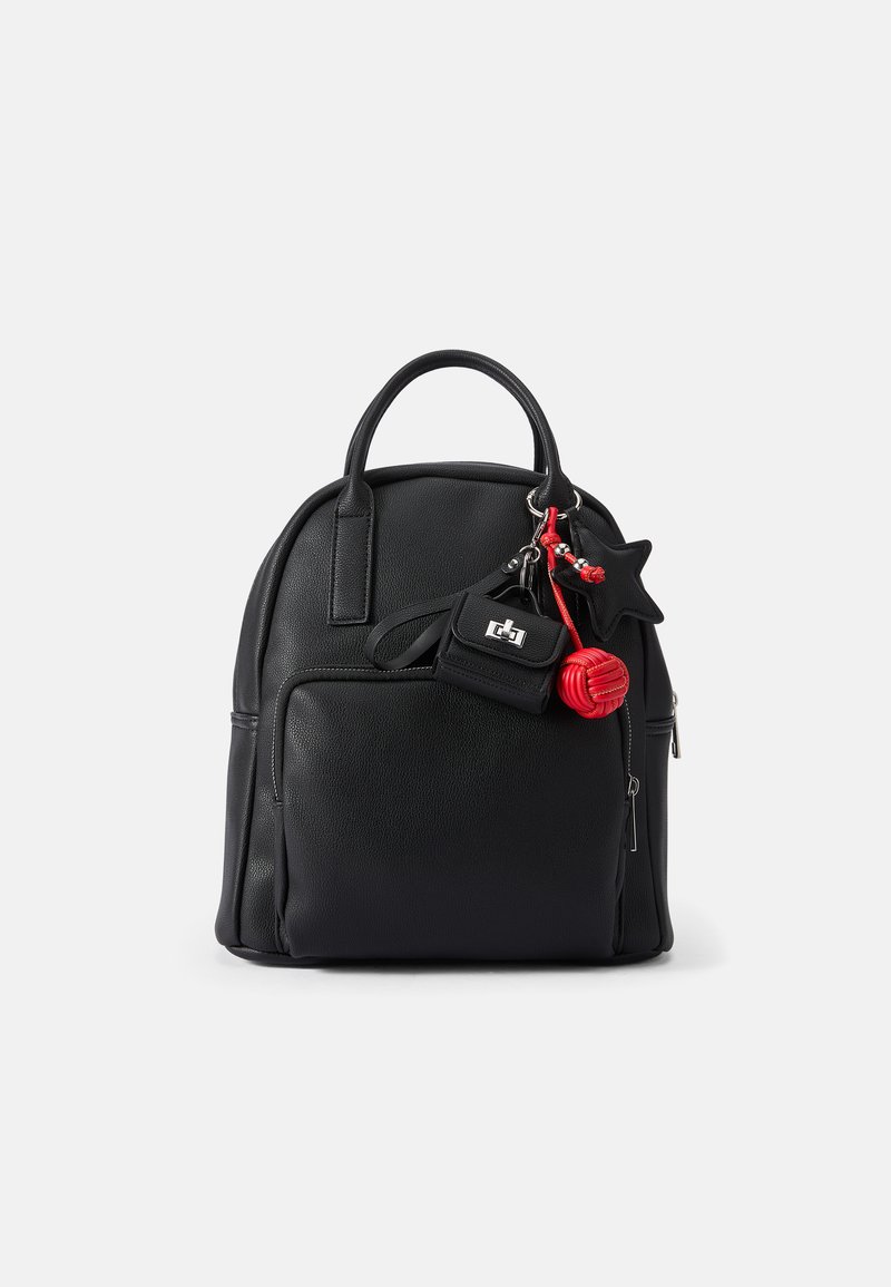 Mochila preta em couro com forma arredondada, pega na parte de cima, bolso frontal com fecho e acessórios vermelhos incluindo uma estrela e um charme redondo.