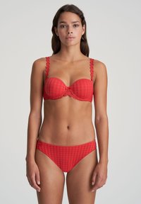 Rood bikini-set met een gestreepte onderwiredtop met ruches op de schouderbandjes en bijpassende low-rise broekjes. Gladde stof met kantaccenten.