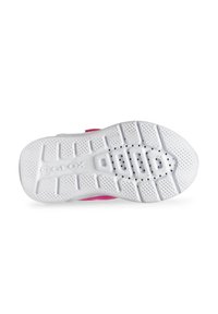 Suola di sneaker bianca con motivo antiscivolo strutturato, forma arrotondata, accenti rosa sul tallone e perforazioni per la traspirabilità.