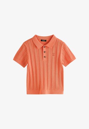 Kortærmet polo i klar koral, med ribbet tekstur, vandret kabelstrikket mønster, tre-knappet strop og broderet logo.