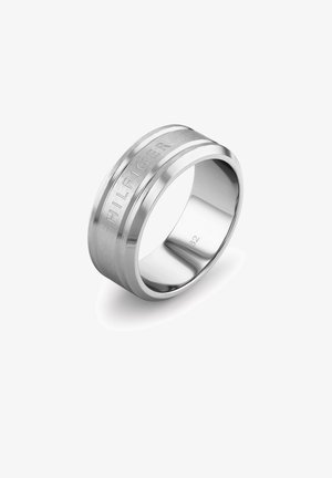Sølv metalring med en børstet centerbånd graveret med "HILFIGER" og polerede kanter, størrelse markeret 62 indvendigt.