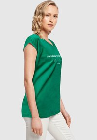 Merchcode JUST START - Printtipaita - forest green
