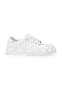 Weißer Sneaker mit glattem Lederobermaterial, runder Spitze, Schnürverschluss, goldenen Ösen und strukturiertem weißen Gummisohle. Minimalistisches Design.