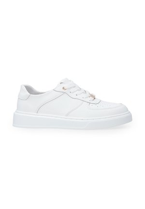 Weißer Sneaker mit glattem Lederobermaterial, runder Spitze, Schnürverschluss, goldenen Ösen und strukturiertem weißen Gummisohle. Minimalistisches Design.
