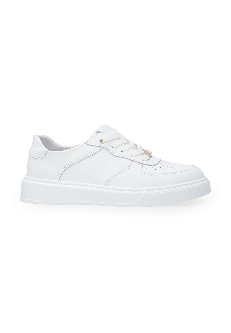 Weißer Sneaker mit glattem Lederobermaterial, runder Spitze, Schnürverschluss, goldenen Ösen und strukturiertem weißen Gummisohle. Minimalistisches Design.
