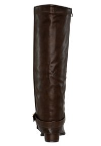 Hoge donkerbruine leren laars met een lage hak, een riemdetail rond de enkel en een zijrits.