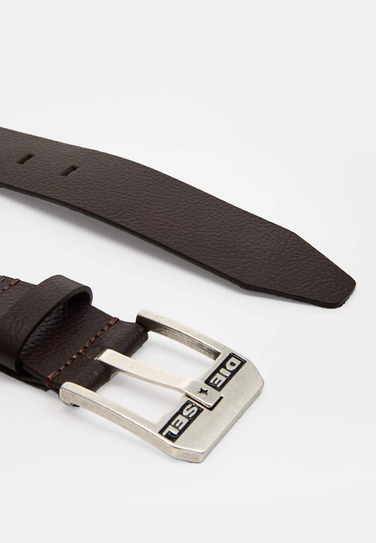 Cintura in pelle marrone con finitura texture, dotata di una fibbia in metallo argentato con il marchio "DIESEL" e un design sobrio.