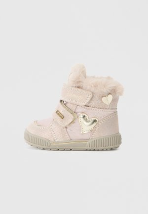 Botte d'hiver rose pour tout-petit avec doublure duveteuse, deux bandes Velcro et décorations de cœurs dorés sur le côté et à l'arrière.