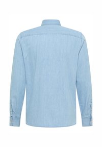 Jasnoniebieska koszula dżinsowa z długimi rękawami, z guzikami na mankietach i klasycznym kołnierzykiem. Materiał ma subtelną fakturę i lekko wyblakłe wykończenie.