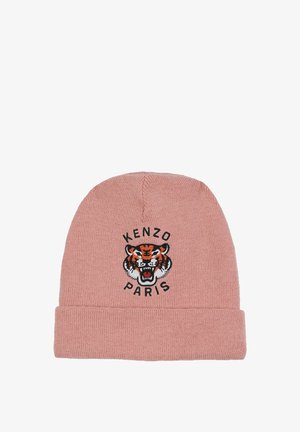 Roze gebreide beanie met een omgeslagen rand en een geborduurd tijgerontwerp met de tekst "KENZO PARIS" in zwart en oranje details.