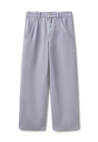 Pantalones de pierna ancha en gris claro, fabricados en denim de algodón, con bolsillos delanteros y un bolsillo lateral, cierre de botón y pasadores para cinturón.