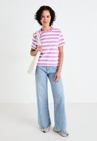 Selected Femme SLFESSENTIAL TEE - Trükipildiga T-särk - first bloom