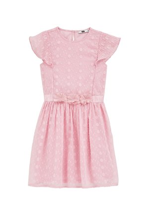 Hellrosa ärmelloses Kleinkindkleid mit strukturierten Polka-Punkten, plissierten Rüschensäumen und drei Stoffblumen an der Taille.