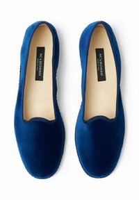 Par cipela od plavetnila sa bež unutrašnjim ulošcima označenim "Scarosso Made in Italy" na bijeloj pozadini.