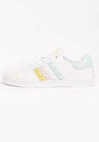 Sneaker bianca con tre strisce testurizzate in colori pastello (giallo, rosa, blu); finitura in pelle liscia, punta rotonda e suola in gomma.