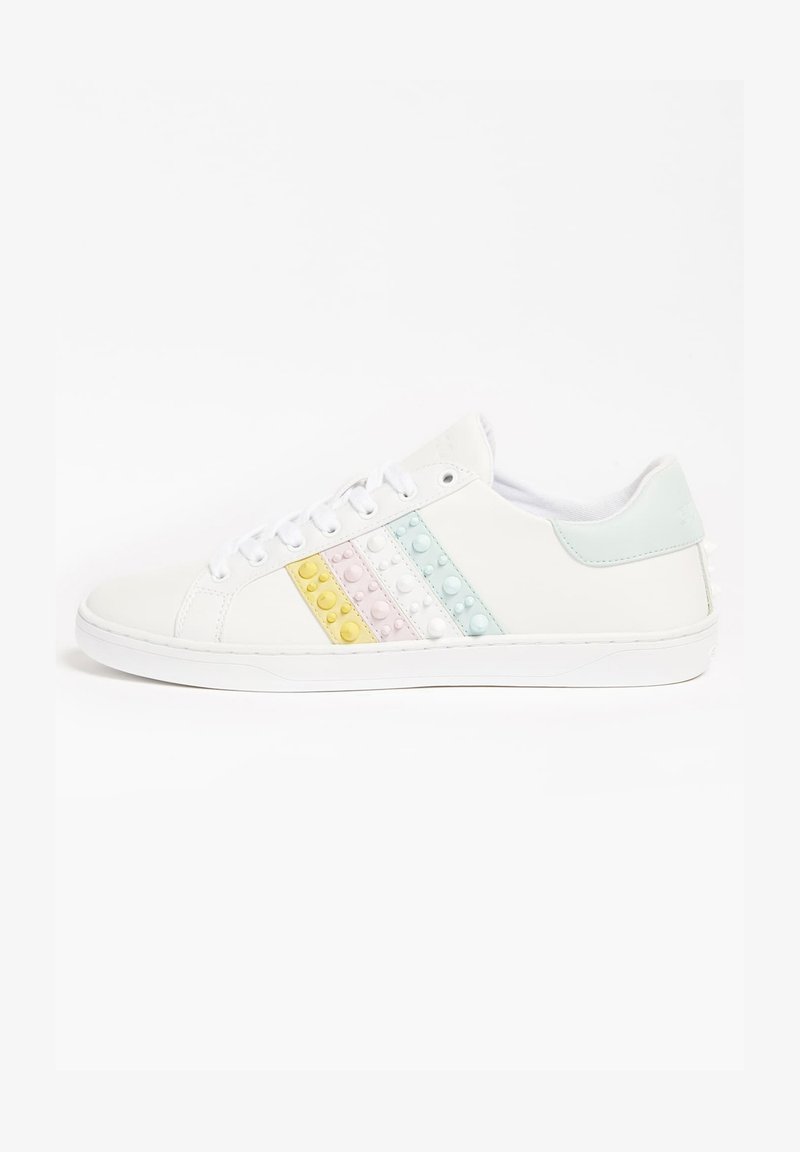 Sneaker bianca con tre strisce testurizzate in colori pastello (giallo, rosa, blu); finitura in pelle liscia, punta rotonda e suola in gomma.