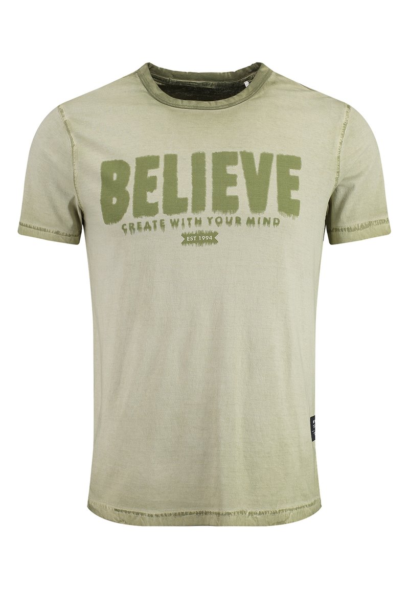 Camiseta de algodón verde oliva con mangas cortas, con la impresión "BELIEVE" y el texto "CREATE WITH YOUR MIND". Bordes desgastados y etiqueta visible.