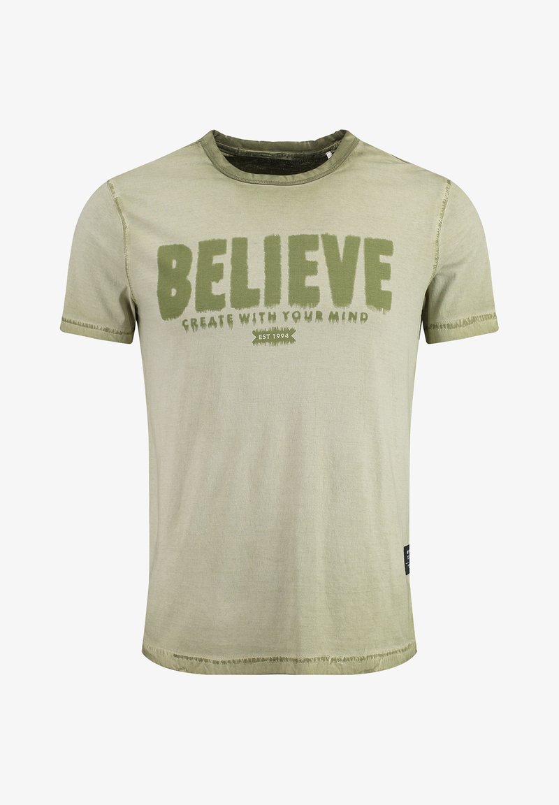 Camiseta de algodón verde oliva con mangas cortas, con la impresión "BELIEVE" y el texto "CREATE WITH YOUR MIND". Bordes desgastados y etiqueta visible.