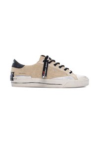 Sneaker in suede beige con accenti neri, dotati di suola in gomma, chiusura con lacci, dettagli argentati e un'etichetta logo sul lato.