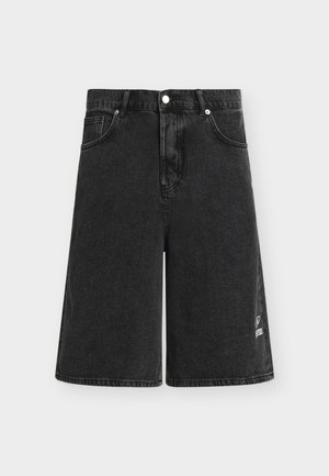 Zwarte high-waist denim shorts met knoop en rits aan de voorkant, twee voorzakken en een klein wit logo nabij de rechter zoom.