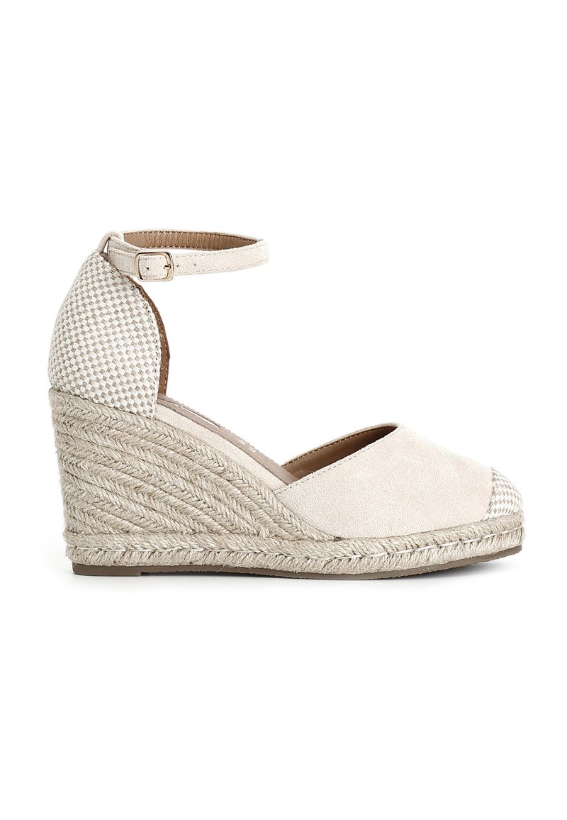 Sandali con zeppa beige, con tomaia in suede, cinturino alla caviglia regolabile e suola intermedia in juta intrecciata. Dettaglio posteriore decorato in una tonalità più chiara.