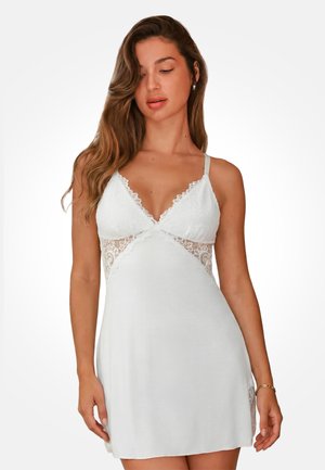 Cupshe, CRISSCROSS - Noćna košulja - white