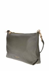 Clutch bag in pelle verde scuro con finitura texturizzata, dotata di chiusura a zip in tono oro e tracolla removibile. Forma rettangolare semplice.