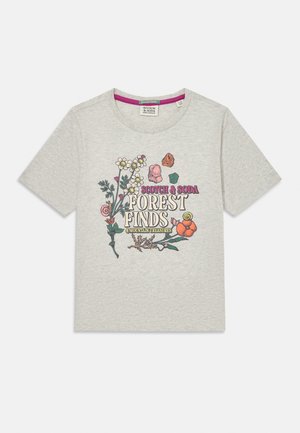 Jasnoszara koszulka typu T-shirt z kolorową grafiką przedstawiającą kwiaty i owady oraz napisem "SCOTCH & SODA FOREST FINDS". Okrągły dekolt i krótkie rękawy.