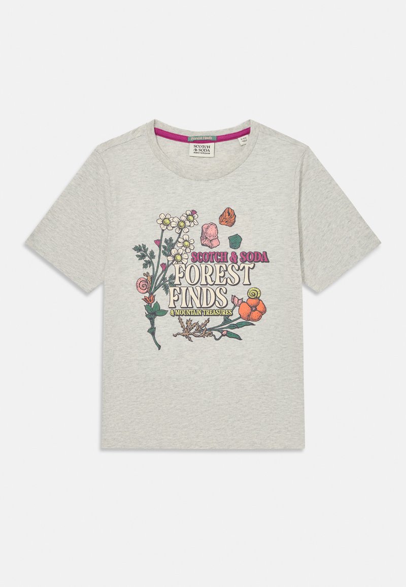 Jasnoszara koszulka typu T-shirt z kolorową grafiką przedstawiającą kwiaty i owady oraz napisem "SCOTCH & SODA FOREST FINDS". Okrągły dekolt i krótkie rękawy.