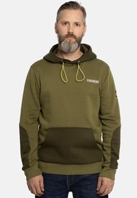 Sudadera verde oliva con capucha con cordón, bolsillo frontal y acentos más oscuros en las mangas. Presenta el texto "Forsberg" en el pecho.
