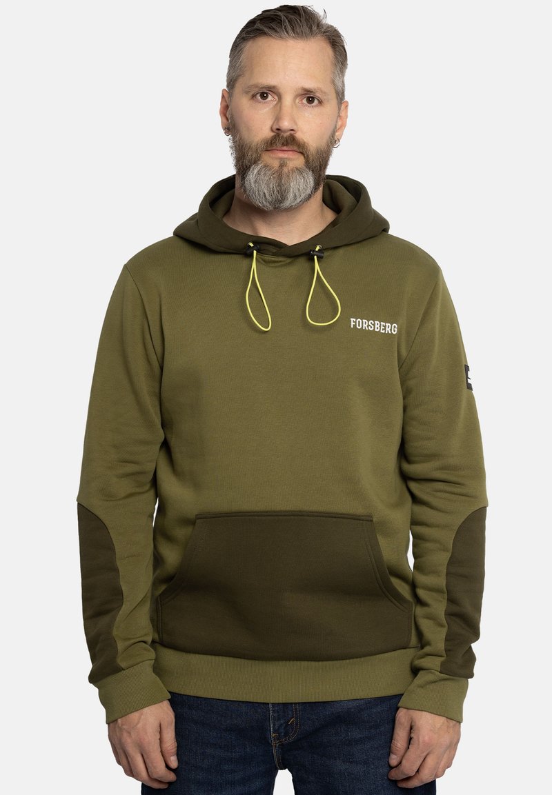 Sudadera verde oliva con capucha con cordón, bolsillo frontal y acentos más oscuros en las mangas. Presenta el texto "Forsberg" en el pecho.