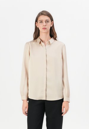 Beige langermet bluse laget av sateng, med knapplukking foran og myke mansjetter. Glatt tekstur med et klassisk kragedesign.