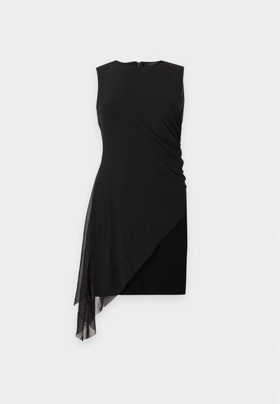 Robe noire sans manches à la coupe ajustée, avec un devant drapé de façon asymétrique et un empiècement en résille transparente qui pend depuis l’ourlet gauche.