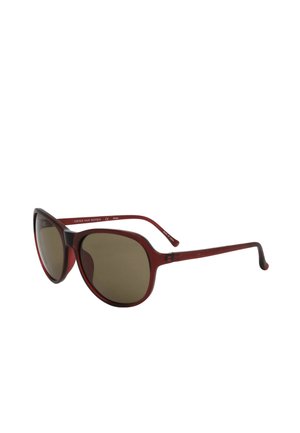 Occhiali da sole rossi cat-eye con lenti scure e aste sottili, inclinati per mostrare il lato sinistro e i dettagli frontali.