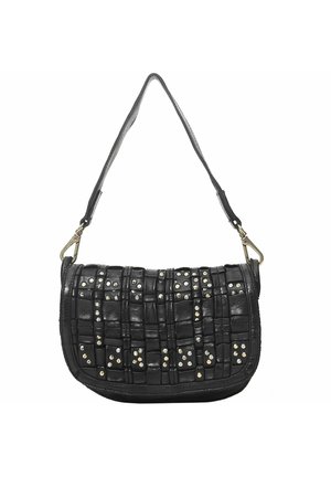 Borsa a spalla in pelle nera con design intrecciato, arricchita da borchie argentate. Presenta una tracolla singola e fondo arrotondato.