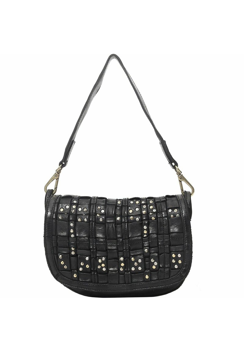 Bolso de hombro de cuero negro con diseño tejido, adornado con tachuelas plateadas. Presenta una sola correa y fondo redondeado.