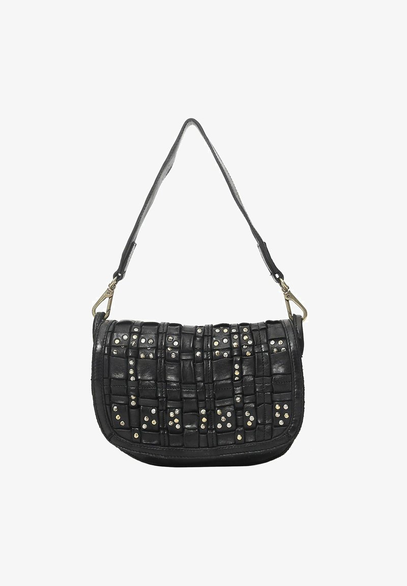 Bolso de hombro de cuero negro con diseño tejido, adornado con tachuelas plateadas. Presenta una sola correa y fondo redondeado.