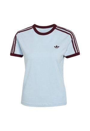 Vaaleansininen puuvillainen t-paita, jossa burgundinsävytteinen joustinneuloskaulus ja hihansuut. Olkapäillä kolme burgundinsävyistä raitaa ja rintakehällä logo.