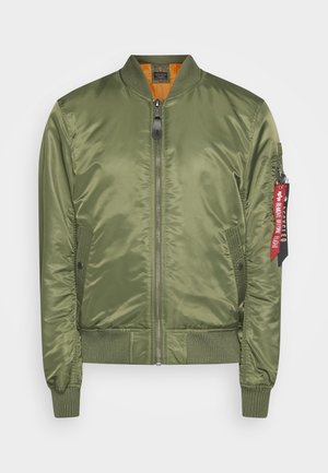 Olijfgroene bomberjack met een satijnen afwerking, ribgebreide manchetten en zoom, ritsluiting, zijzakken en een rode stoffen label op de mouw.