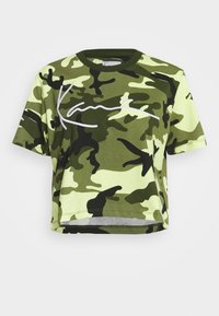 Krótkie zielono-czarne t-shirt w camo, z białym haftowanym podpisem. Wykonany z miękkiego materiału, z okrągłym dekoltem i krótkimi rękawami.