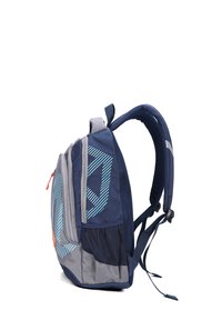 Zaino navy e grigio con spallacci in rete, caratterizzato da un design a strisce diagonali in azzurro chiaro e una cerniera arancione sulla tasca anteriore.