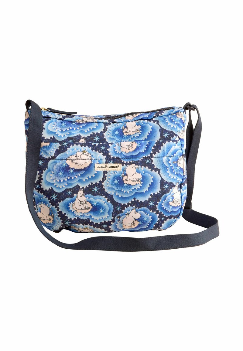 Borsa a tracolla blu in tessuto con personaggi Moomin, caratterizzata da un motivo a nuvole, chiusura con zip e tracolla blu scura. Texture morbida e design leggero.