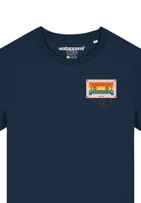 Dunkelblaues Baumwoll-T-Shirt mit einem Retro-Cassetten-Tape-Graphic in Orange, Pink und Türkis, das ein braunes Kabeldesign auf der Vorderseite zeigt.