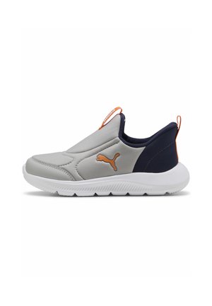 Grijze instapsneaker met marineblauwe hiel, witte zool en oranje Puma-logo, met trekklipjes op de tong en hiel.